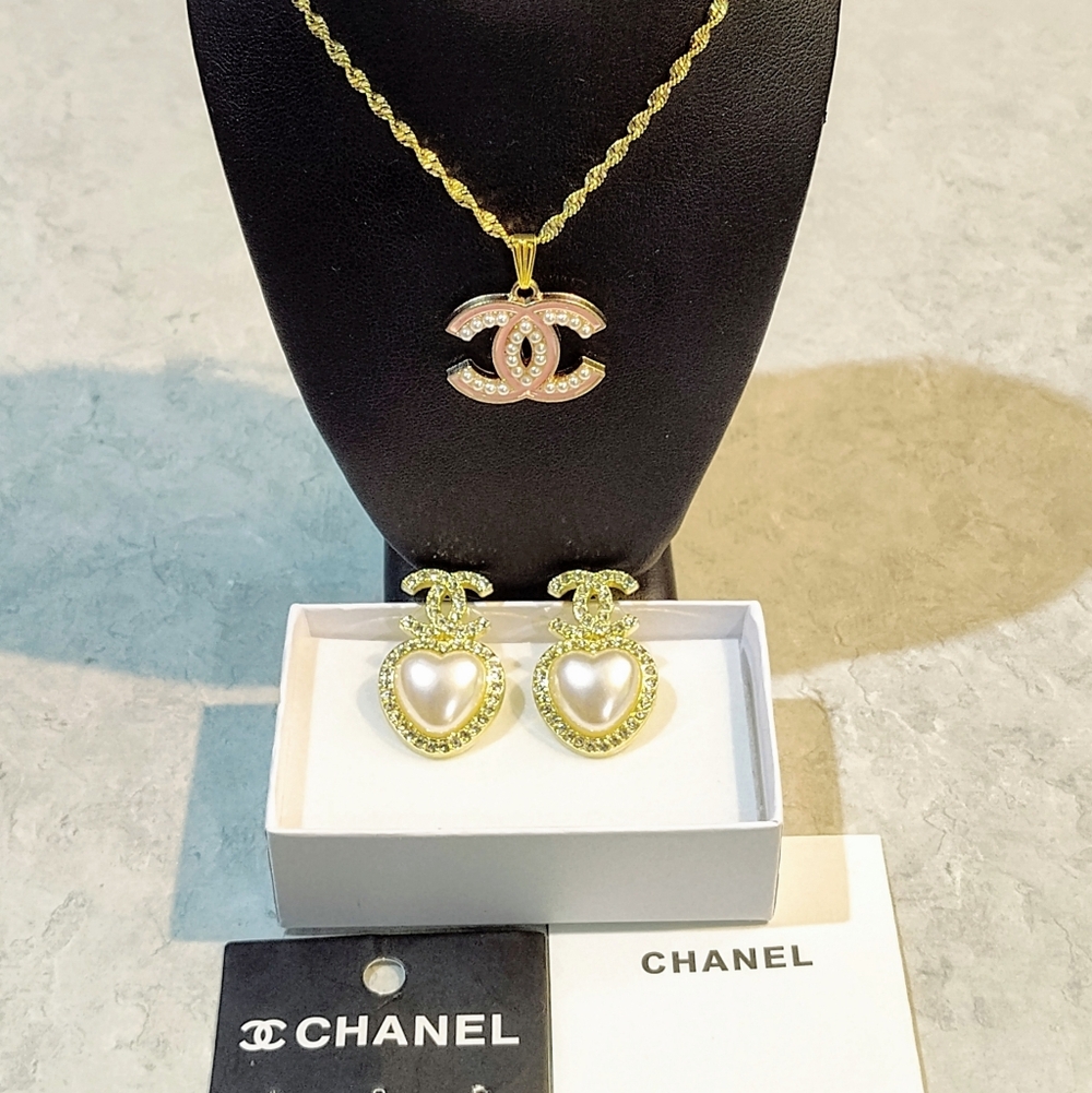 CHANEL CC GOLD-PLATED PENDANT ON NECKLACE & CHANEL CC HEART EARRINGS FAUX PEARLS - Picture 10 of 16